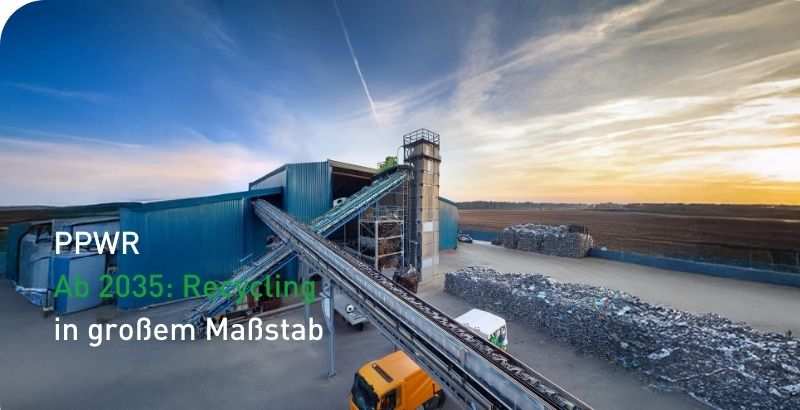 Industrie-Recyclinganlage mit Förderbändern, gestapelten Wertstoffen und einem LKW bei Sonnenuntergang. Im Bild steht die Überschrift ‚PPWR – Ab 2035: Recycling in großem Maßstab.